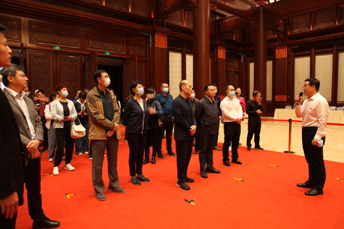 常委们参观APEC会议展示中心1