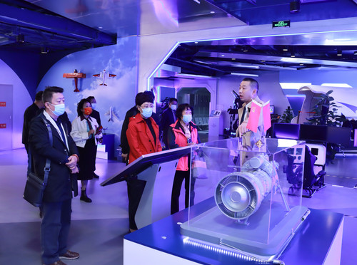 委员们参观五矿地产亲子教育基地