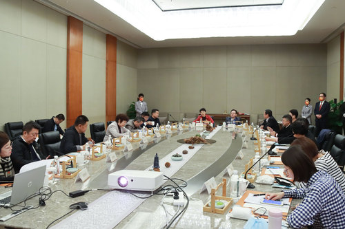 委员们在座谈会上交流研讨