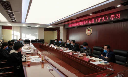 与会同志围绕选定篇目研讨交流