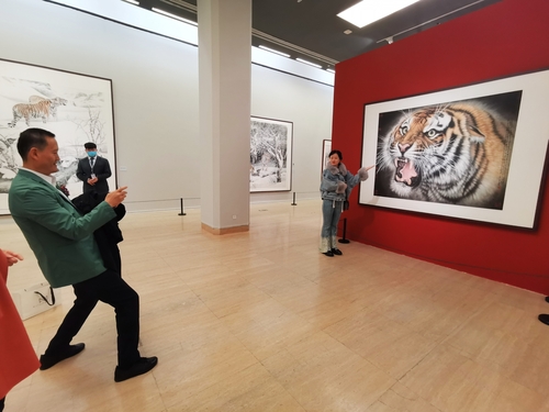 ▲“慷慨啸歌——孟祥顺画虎艺术展”展览现场 贾宁 摄