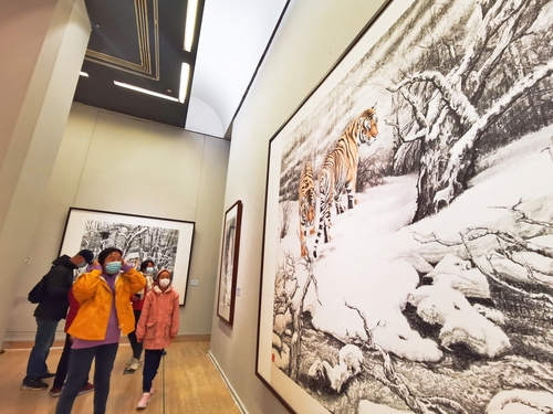 ▲“慷慨啸歌——孟祥顺画虎艺术展”展览现场 贾宁 摄1