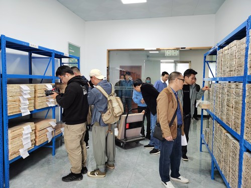 “乡村振兴 委员行动”主题采访组在广西柳州市融水苗族自治县政协委员企业采访 潘柯君 摄