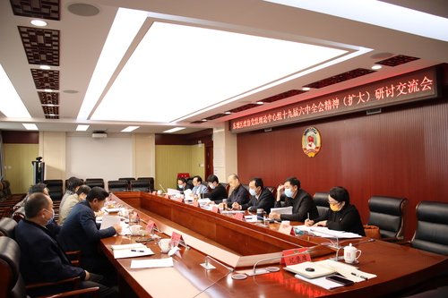 理论中心组成员及正处职领导干部围绕研讨主题作交流发言