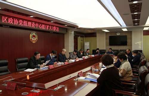 与会同志围绕学习内容交流研讨