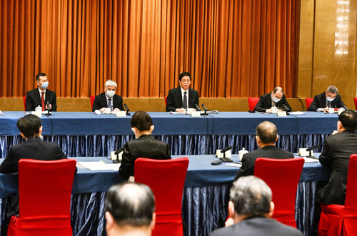 3月6日，中共中央政治局常委、全国人大常委会委员长栗战书看望出席全国政协十三届五次会议的民盟、民进界委员并参加讨论。