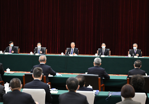 3月6日，中共中央政治局常委、全国政协主席汪洋看望出席全国政协十三届五次会议的民建、工商联界委员并参加讨论。新华社记者 李响 摄