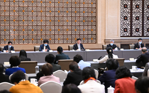 3月6日，中共中央政治局常委、中央书记处书记王沪宁看望出席全国政协十三届五次会议的共青团、总工会、妇联、青联界委员并参加讨论。新华社记者 申宏 摄