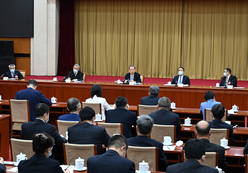 3月6日，中共中央政治局常委、中央纪委书记赵乐际看望出席全国政协十三届五次会议的九三学社、无党派人士界委员并参加讨论。新华社记者 张领 摄