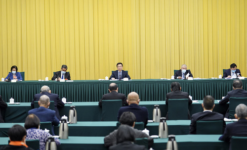 3月6日，中共中央政治局常委、国务院副总理韩正看望出席全国政协十三届五次会议的港澳地区全国政协委员并参加讨论。新华社记者 殷博古 摄