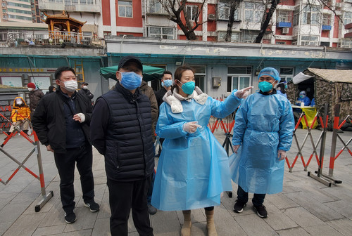 汤钦飞主席到龙潭街道调研核酸检测工作情况