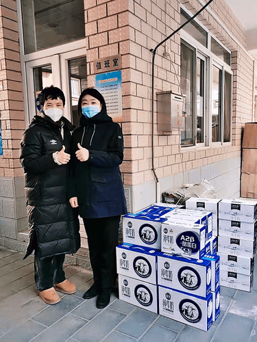 3. 委员为一线工作人员捐赠物资