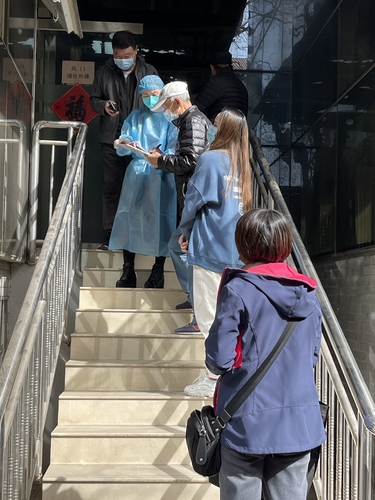 机关干部协助居民解除弹窗