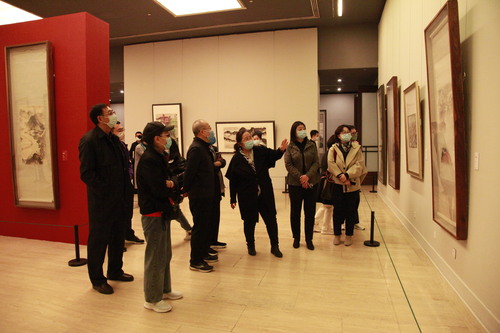 委员们欣赏艺术画作