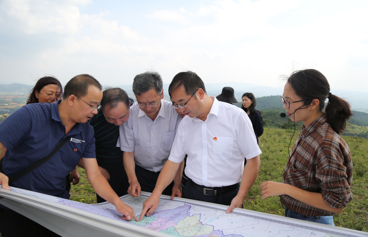 2020年9月，寻甸县委书记何健升、县政协主席肖正坤率队实地踏勘《徐霞客游记》中记载的必寨小尖山
