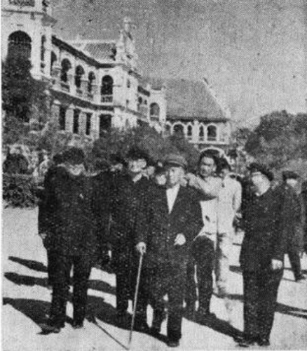 1957年12月12日陈嘉庚带领出席全国侨联第一届第二次会议的委员参观集美学校。左起方方、陈其瑗、陈嘉庚、庄明理。