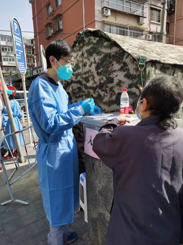 8东城区政协干部到核酸检测点支援工作