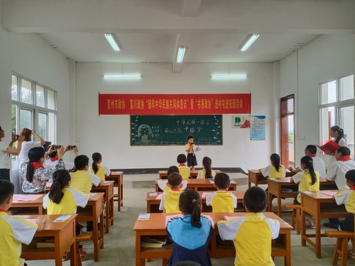 图为洋新小学学生代表进行诗歌朗诵