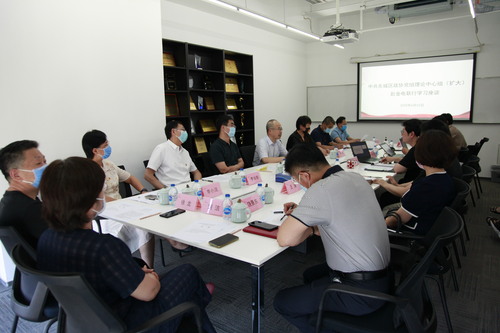 与会人员座谈交流