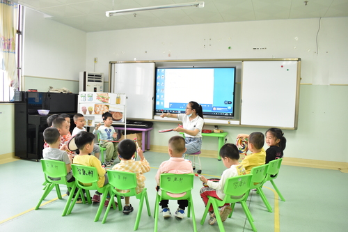 图：康复教师为残疾儿童授课