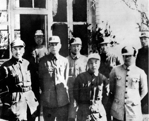 刘少奇（左三）在西朱范村。