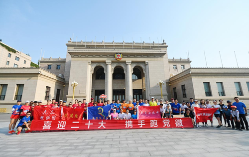 出发前，选手们在中共八大会址（全国政协礼堂）前合影留念