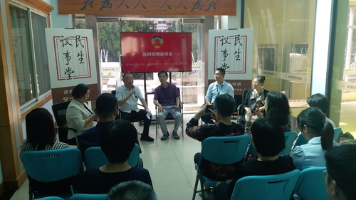 文新街道德加社区协商驿站围绕“强化协调治理，提升物业服务”主题，开展幸福感满满的协商活动。协商后，社区党支部、业主、业委会、物业代表共书“幸福德加，和合家园”。