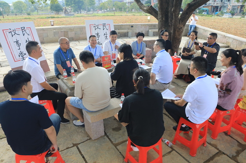转塘街道长埭村在大树下搭台，茶田间议事，围绕未来乡村建设开展协商活动。