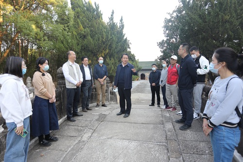 图片说明：11月2日下午，方勤走进龙泉山明楚王墓文物管理所宣讲党的二十大精神，并与武汉市文物考古研究所、东湖高新区龙泉街道等单位的党员代表和一线文博工作者互动交流。