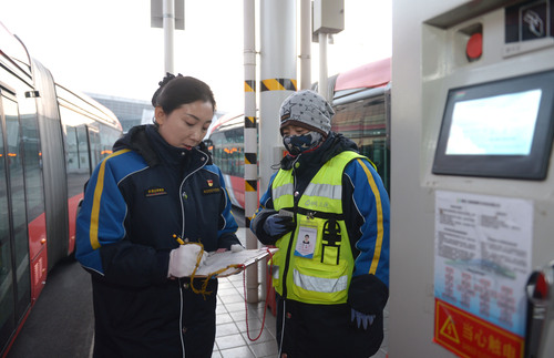 岗位上的常洪霞（左）工作起来总是一丝不苟(1517809)-20221128082415