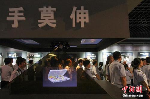 资料图：2015年10月，海南省公安厅组织党员干部前往反腐倡廉警示教育基地参观受教。洪坚鹏 摄