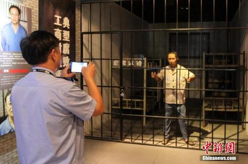 资料图：2015年10月，海南省公安厅组织党员干部前往反腐倡廉警示教育基地参观受教。洪坚鹏 摄