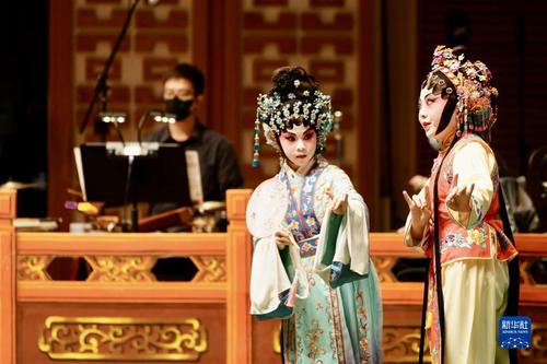 11月27日，粤剧新秀在粤剧折子戏及粤曲演唱节目中登场。新华社发 （香港特区政府新闻处供图）