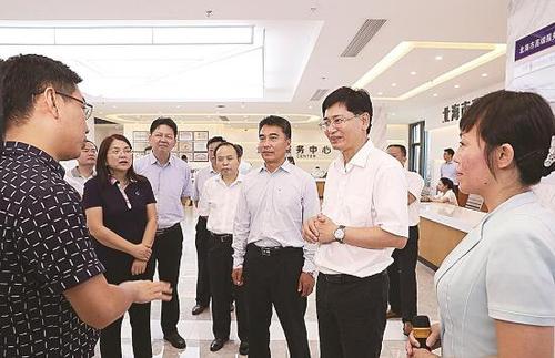 2019年7月10日至12日，时任广西壮族自治区政协主席、现任自治区主席蓝天立率调研组到北海、钦州、崇左市，围绕助推西部陆海新通道建设、产业项目建设等方面开展调研。覃文宇 摄