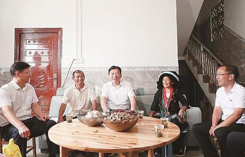 2022年7月19日至20日，广西壮族自治区政协主席孙大伟率队到隆林各族自治县，就“持续推进巩固拓展脱贫攻坚成果同乡村振兴有效衔接”和“铸牢中华民族共同体意识”开展调研。 覃文宇 摄