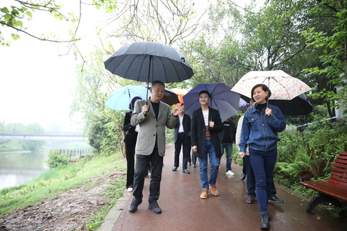 4.区政协主席何以龙、副主席陈红冒雨视察(1601967)-20230111093922