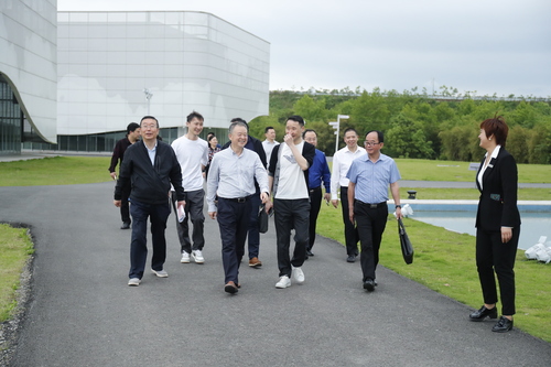 5..区政协主席何以龙、副主席杨华林走访(1601973)-20230111093917