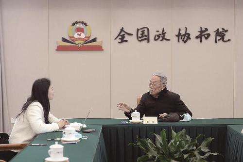 本报记者在全国政协书院采访王蒙