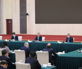 李希看望出席全国政协十四届一次会议委员并参加讨论