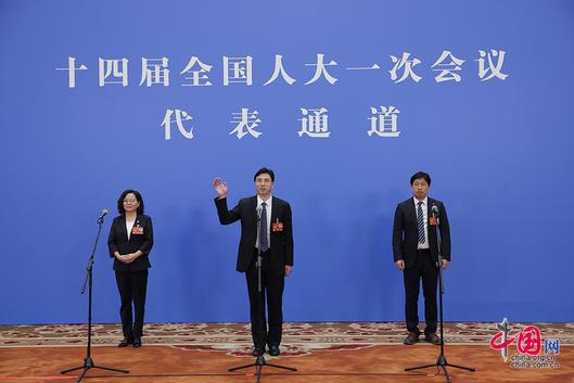 六位基层全国人大代表走上第二场“代表通道”接受采访