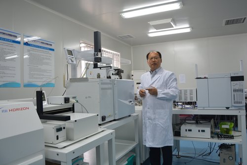 180517 王中良在实验室工作照 (1)_proc