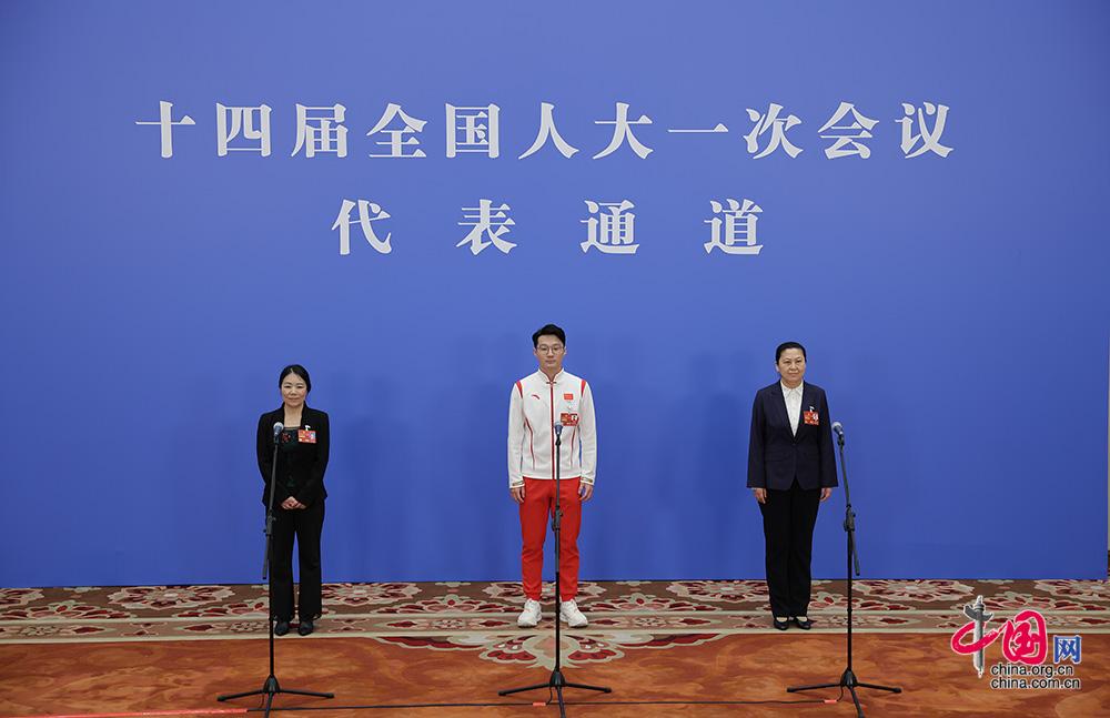 第三场“代表通道”举行 展现基层全国人大代表风采