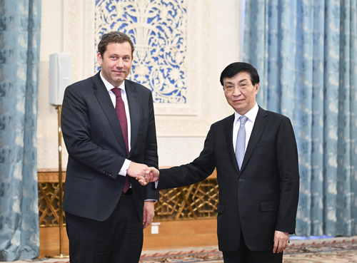 （时政）王沪宁会见德国社民党代表团(2393759)-20230606172053