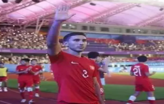 图为大埔足球运动员3号亚历斯祖在杭运会上