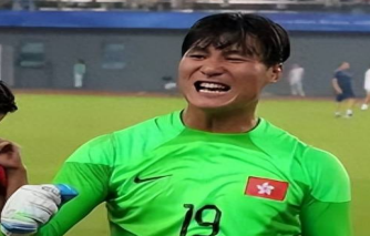 图为大埔足球运动员门将谢家荣在杭运会上