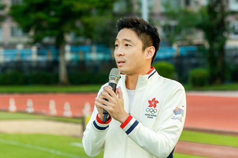 图为中国香港足球总会主席霍启山先生在开球仪式上发表讲话