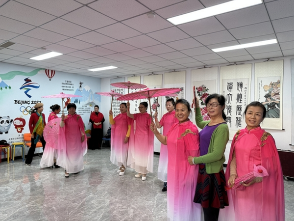 北京市石景山区刘嵘委员工作室内老年人舞蹈培训活动现场。人民政协网 李京 摄