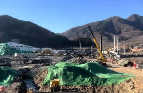 图为采访时的现场施工照。