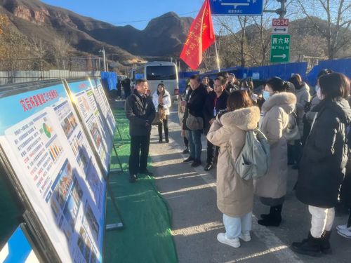 北京市房山区发展和改革委员会副主任何铭华向记者介绍房山区灾后重建工作情况。（人民政协网供图）