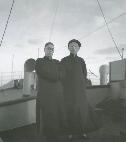 △1948年11月，马叙伦（左）与郭沫若于所乘“华中号”。